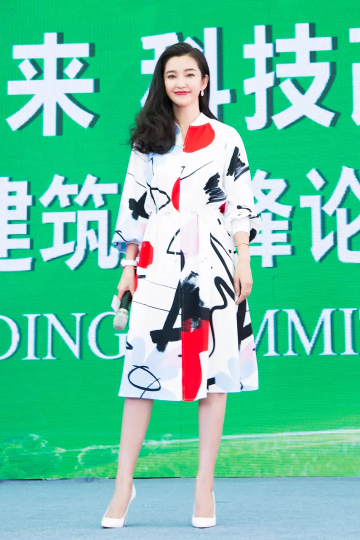 李冰冰活动现场笑靥如花，白皙长腿踩细跟鞋尽显轻熟韵味 第1张