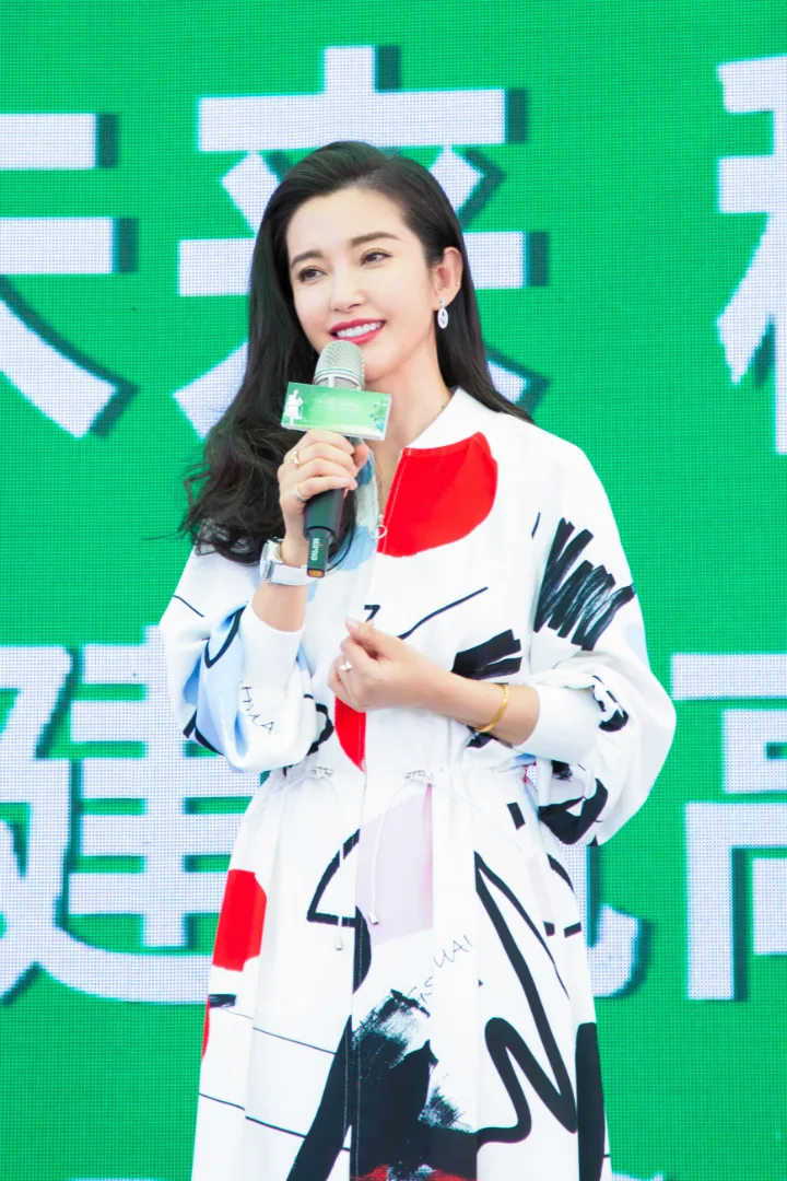 李冰冰活动现场笑靥如花，白皙长腿踩细跟鞋尽显轻熟韵味 第3张