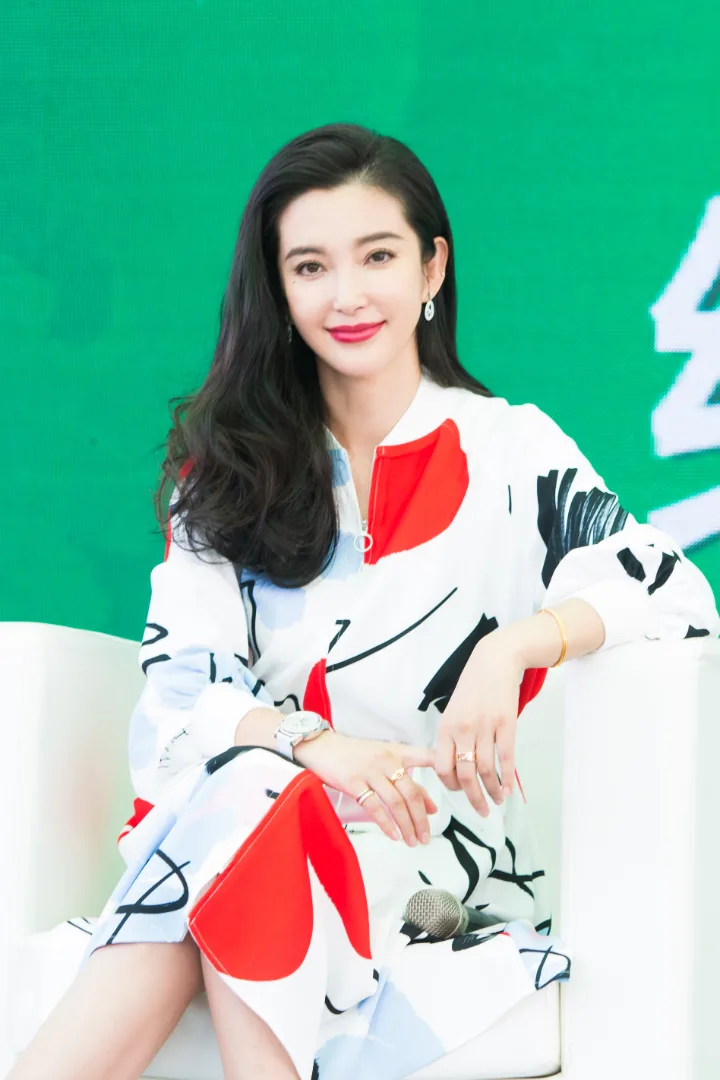 李冰冰活动现场笑靥如花，白皙长腿踩细跟鞋尽显轻熟韵味 第4张