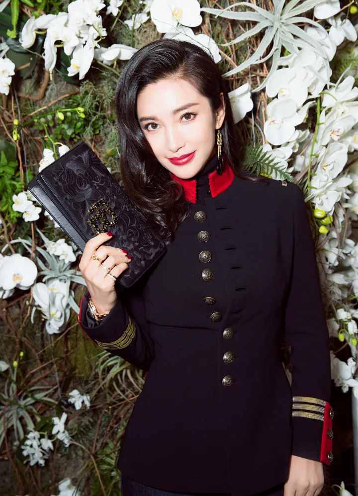 李冰冰黑色皮靴踩出女王气场，紧身牛仔裤勾勒笔直长腿 第2张