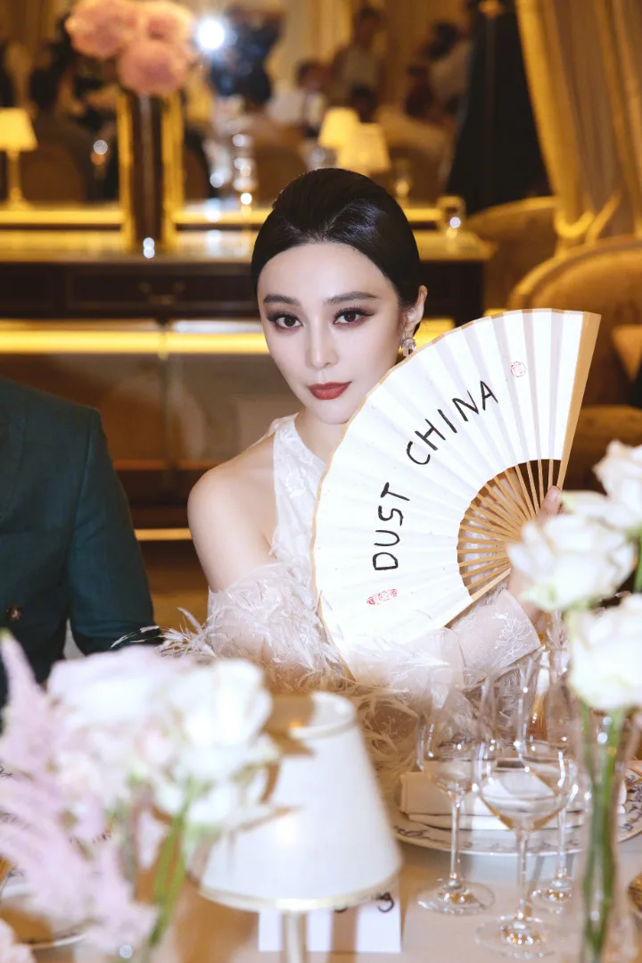 范冰冰化身白羽美人，高挑身姿配纤纤玉足格外迷人 第3张