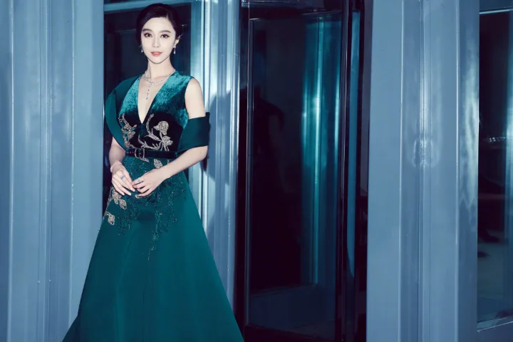 范冰冰墨绿开叉礼裙尽显妩媚风情，纤腰美腿衬出曼妙身姿 第3张