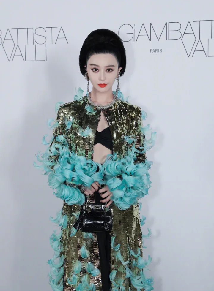 范冰冰奢华羽衣穿出浓郁女人味，纤细腰身藏不住成熟风情 第2张