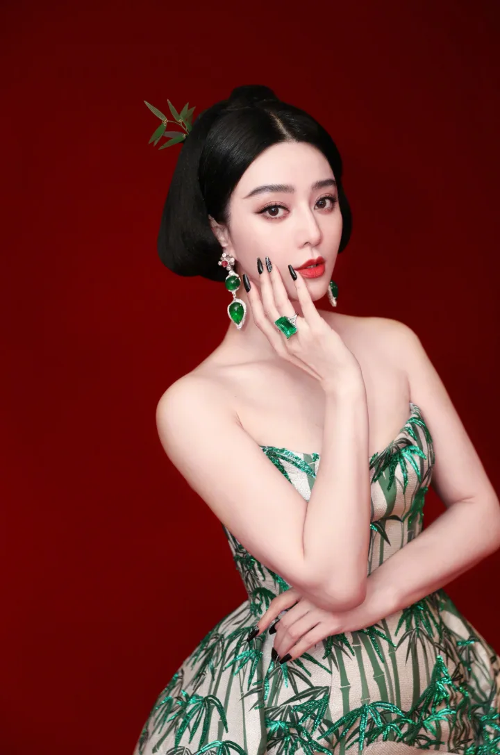 范冰冰抹胸长裙尽显成熟风韵，冷艳脸蛋与窈窕身姿形成绝美反差 第3张