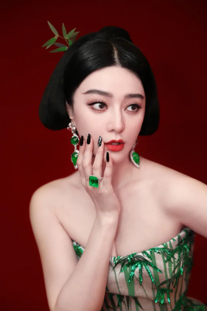 范冰冰抹胸长裙尽显成熟风韵，冷艳脸蛋与窈窕身姿形成绝美反差 第1张