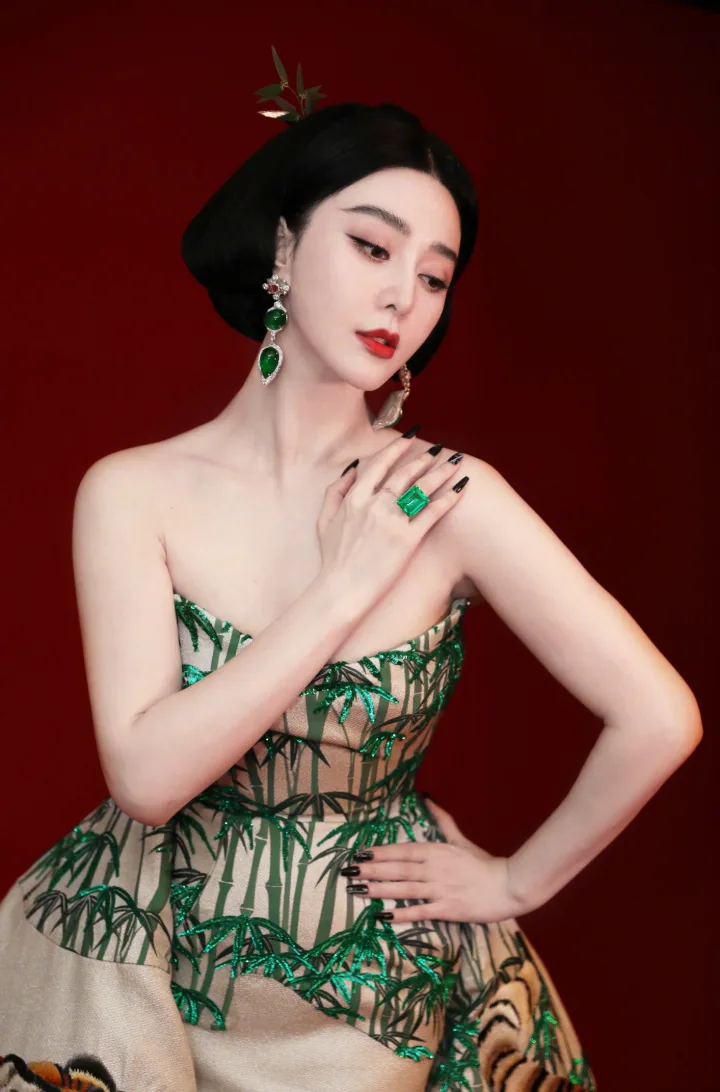 范冰冰抹胸长裙尽显成熟风韵，冷艳脸蛋与窈窕身姿形成绝美反差 第2张
