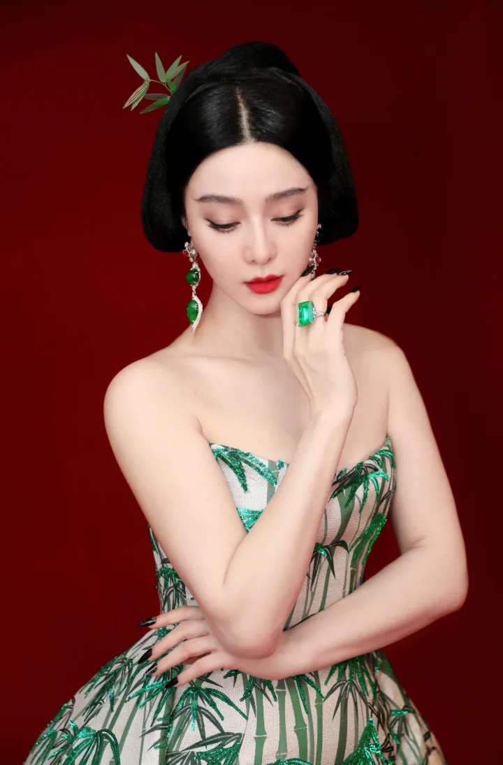 范冰冰抹胸长裙尽显成熟风韵，冷艳脸蛋与窈窕身姿形成绝美反差 第4张