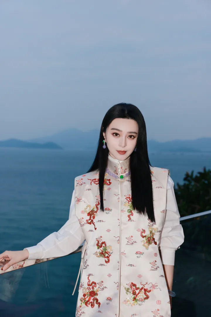 范冰冰新中式刺绣套装典雅贵气，玫红长裙下玉足若隐若现 第1张