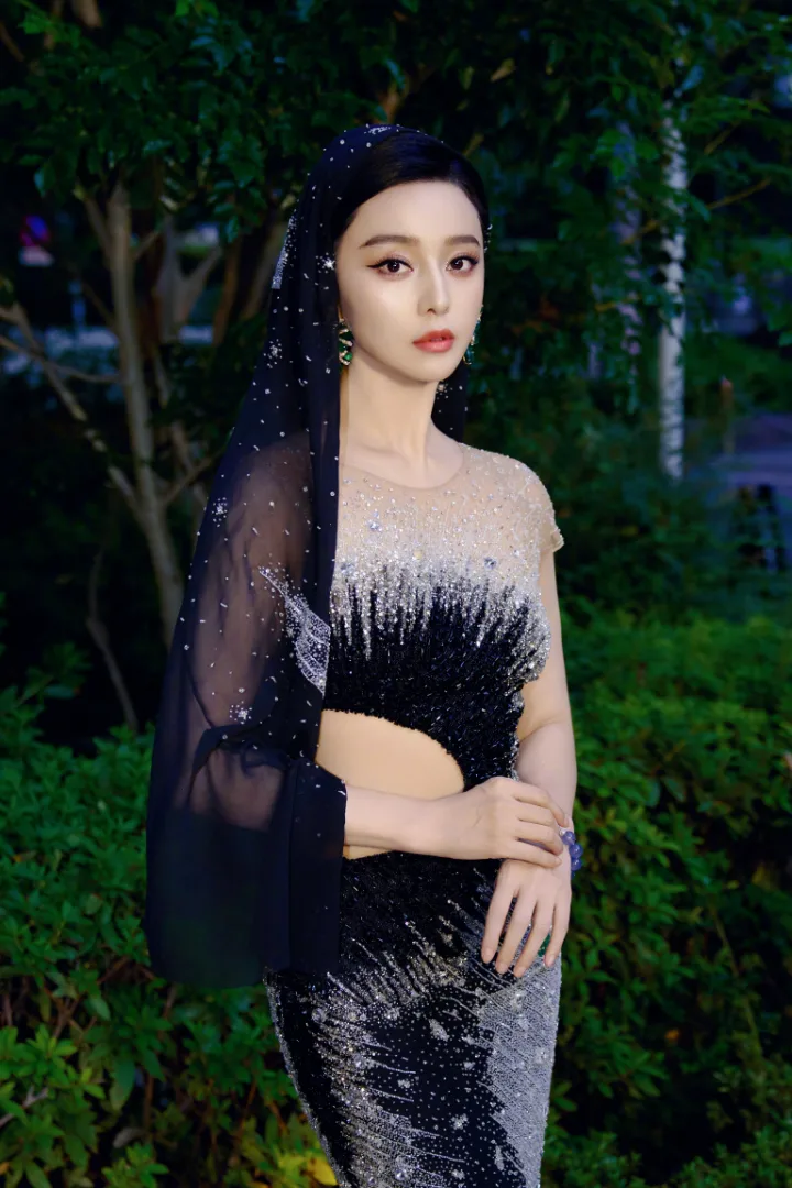 范冰冰星钻长裙璀璨夺目，玲珑曲线尽显冷艳风情 第1张