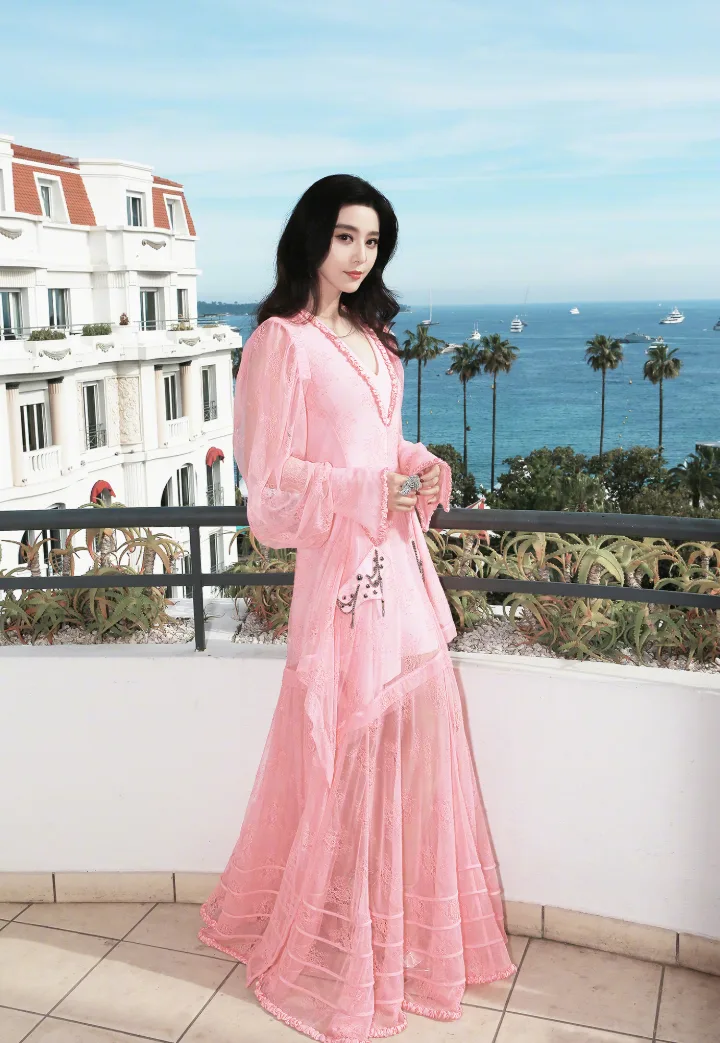 范冰冰海边一袭雾蓝长裙温柔又惊艳，曼妙曲线藏在薄纱间，美得像从画里走出来 第4张