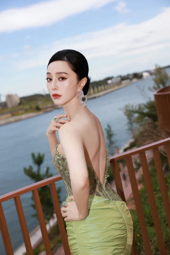 范冰冰湖畔绿裙清雅动人，抹胸鱼尾勾勒曼妙曲线 第4张