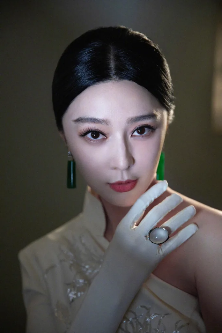 范冰冰白色新中式旗袍勾勒曼妙曲线 第3张