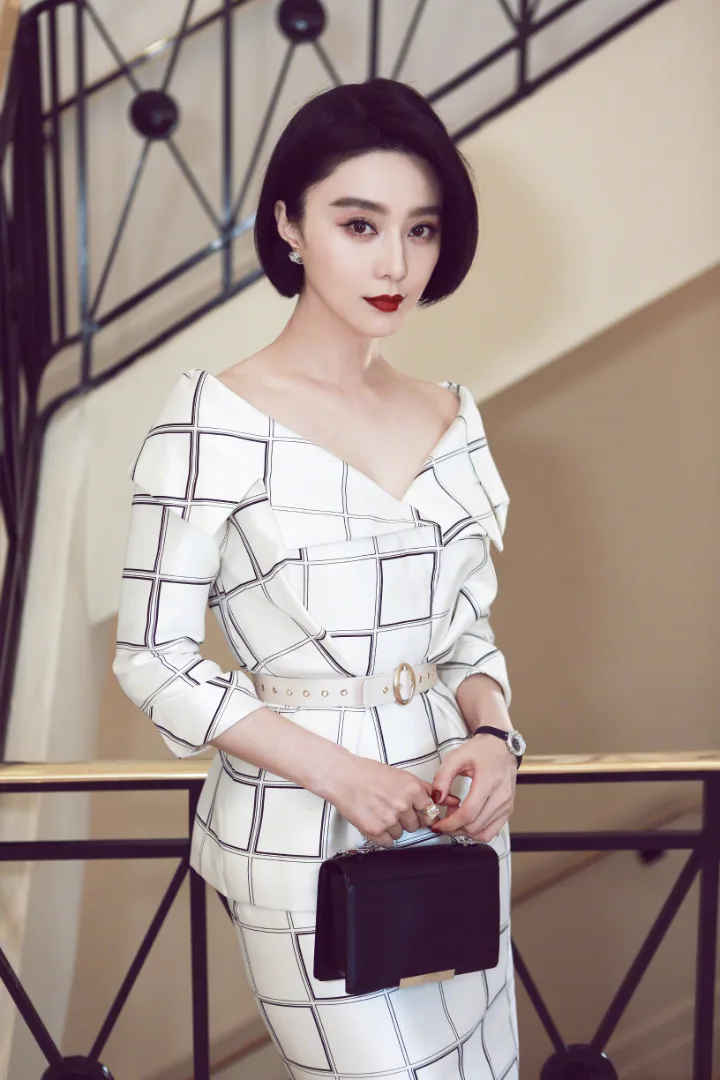 范冰冰白色格纹裙优雅亮相，纤细腰身配上白皙美腿，名媛范扑面而来 第3张