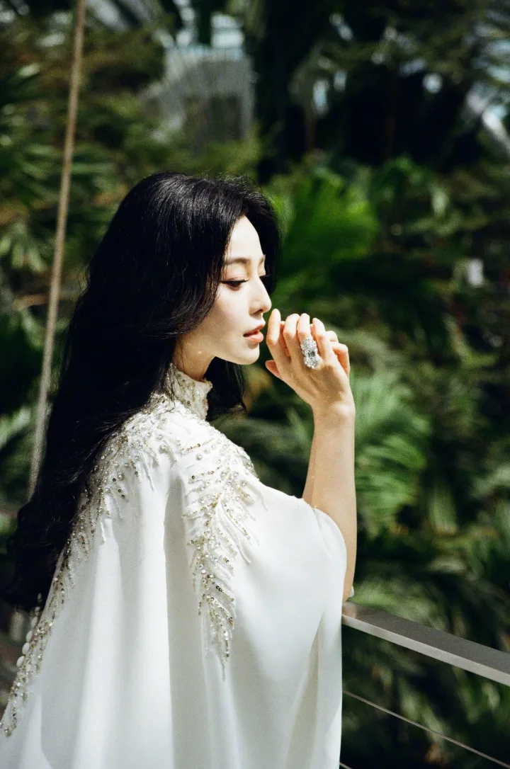 范冰冰白色珠钻披风仙气十足，黑发红唇美得勾魂 第4张