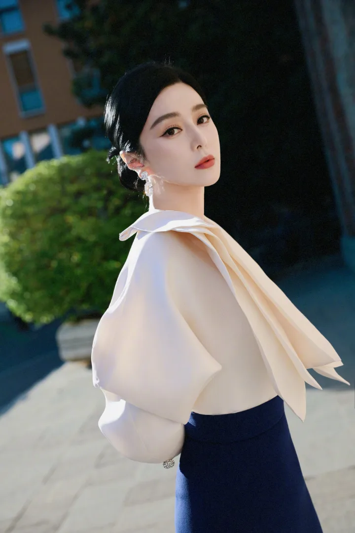 范冰冰白色礼服尽显女神范，玲珑曲线透着迷人韵味 第2张