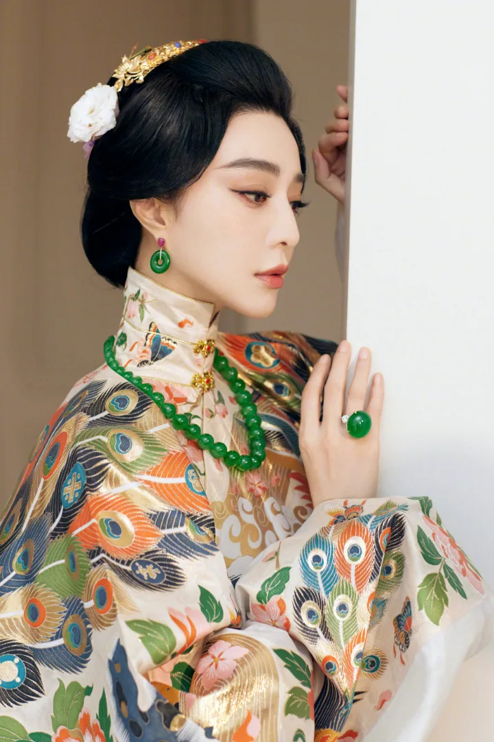 范冰冰穿越千年的东方美学，孔雀华服演绎绝代风华 第2张