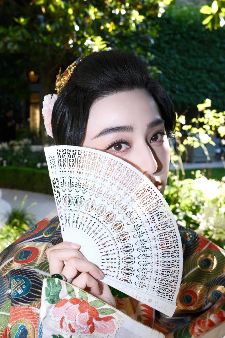 范冰冰穿越千年的东方美学，孔雀华服演绎绝代风华 第3张