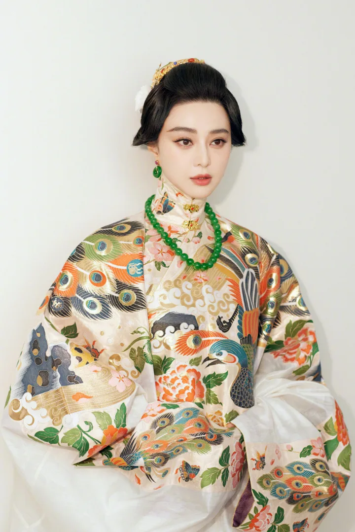 范冰冰穿越千年的东方美学，孔雀华服演绎绝代风华 第1张