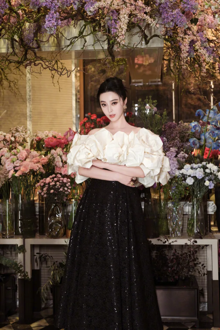 范冰冰立体玫瑰点缀礼裙，宛如花中女神降临 第1张