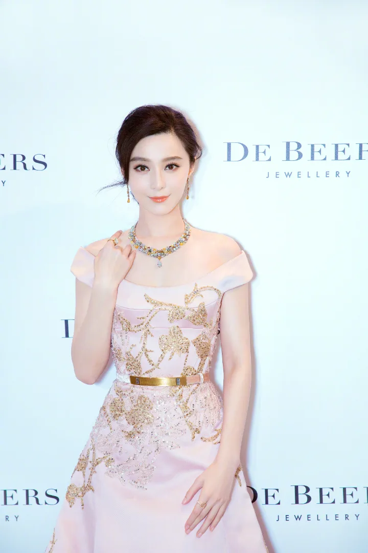 范冰冰粉色礼裙温婉动人，香肩玉颈更添几分柔美风情 第5张