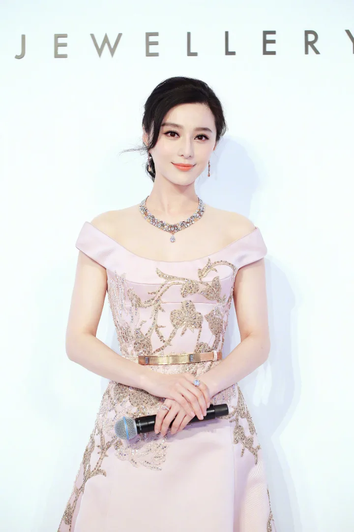 范冰冰粉色礼裙温婉动人，香肩玉颈更添几分柔美风情