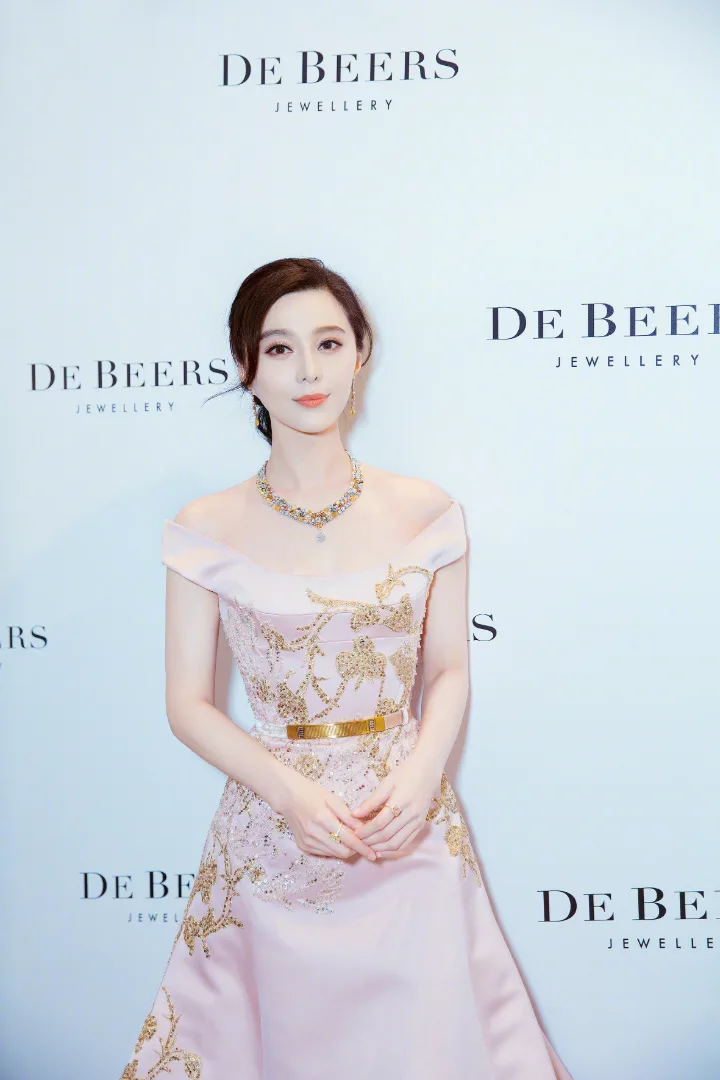范冰冰粉色礼裙温婉动人，香肩玉颈更添几分柔美风情 第4张