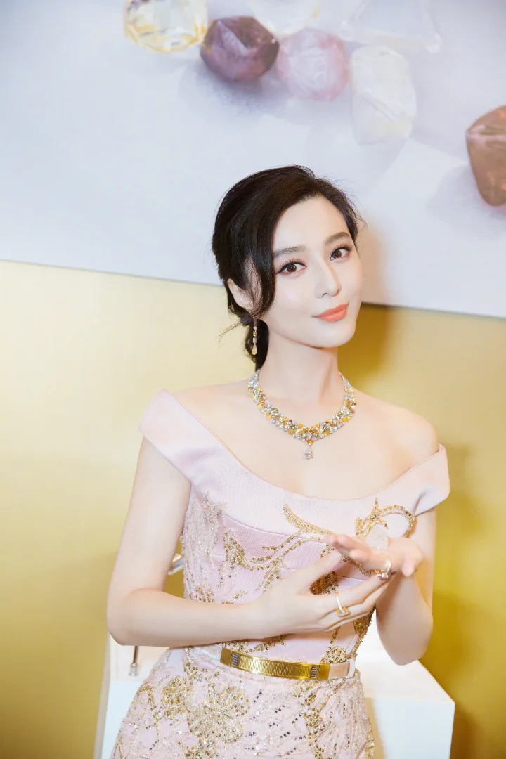 范冰冰粉色礼裙温婉动人，香肩玉颈更添几分柔美风情 第2张