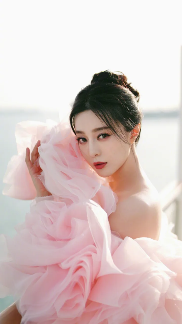 范冰冰粉色花朵裙明艳照人，柔美身姿藏着几分成熟诱惑 第1张