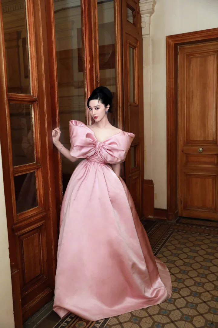 范冰冰粉裙加身宛若娇艳玫瑰，白皙香肩配勾人眼神韵味十足 第2张
