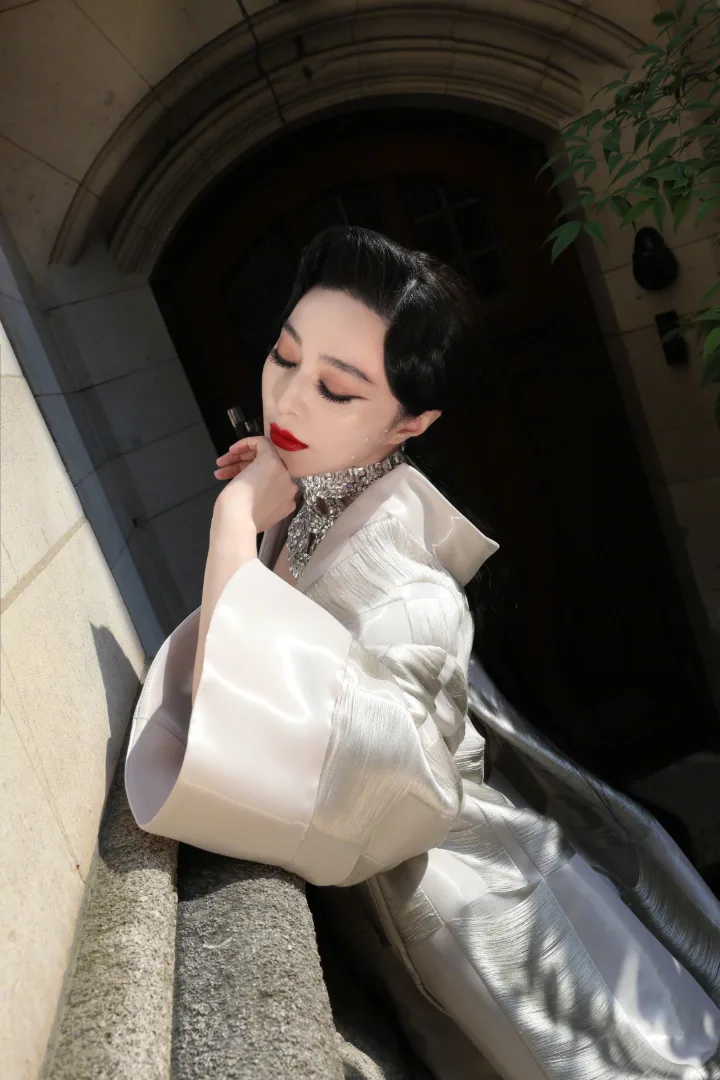 范冰冰红唇美眸气场拉满，珠光映衬下愈发明艳动人 第4张