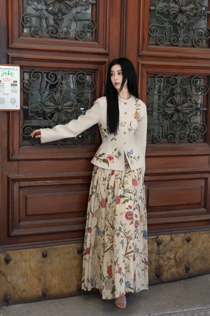 范冰冰花卉长裙清雅浪漫，纤腰长腿尽显温柔风情 第3张