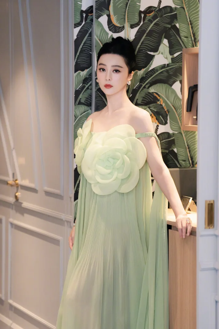范冰冰花朵绿裙娇俏明艳，雪肤红唇美得清甜又撩人 第3张