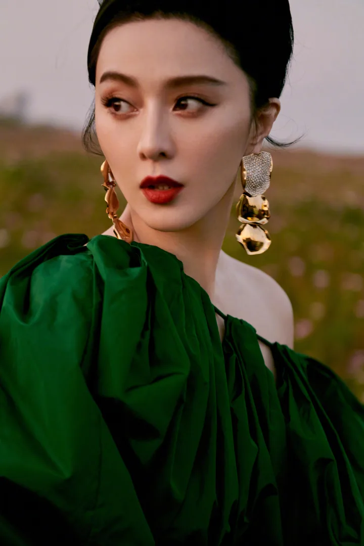 范冰冰花海写真氛围感拉满，精致五官与高级妆容格外吸睛 第3张