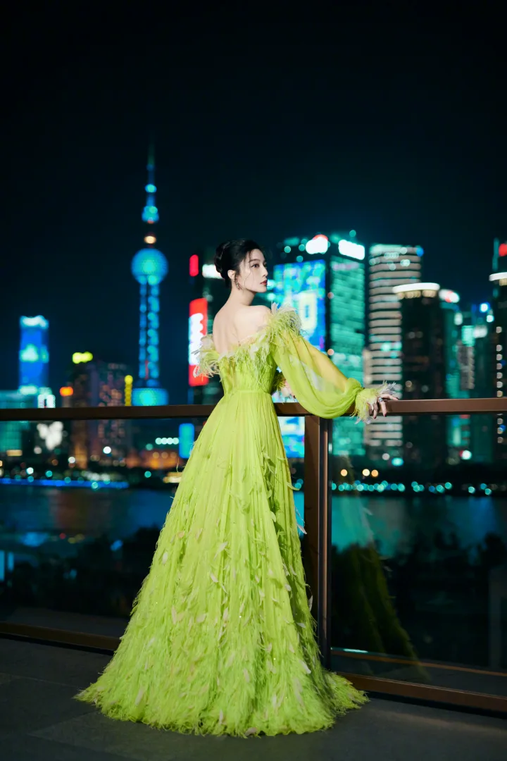 范冰冰荧光羽毛礼服吸睛十足，迷人眼神令人一眼沦陷 第5张
