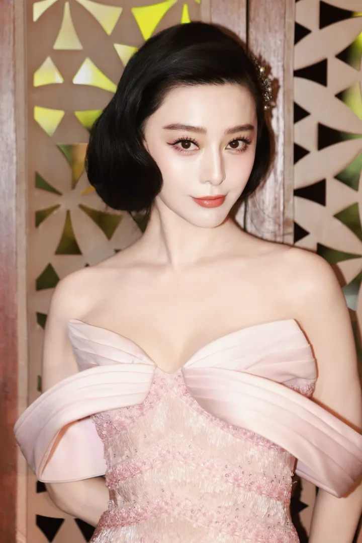 范冰冰裸粉抹胸裙勾勒曲线，慵懒倚桌性感得恰到好处 第2张