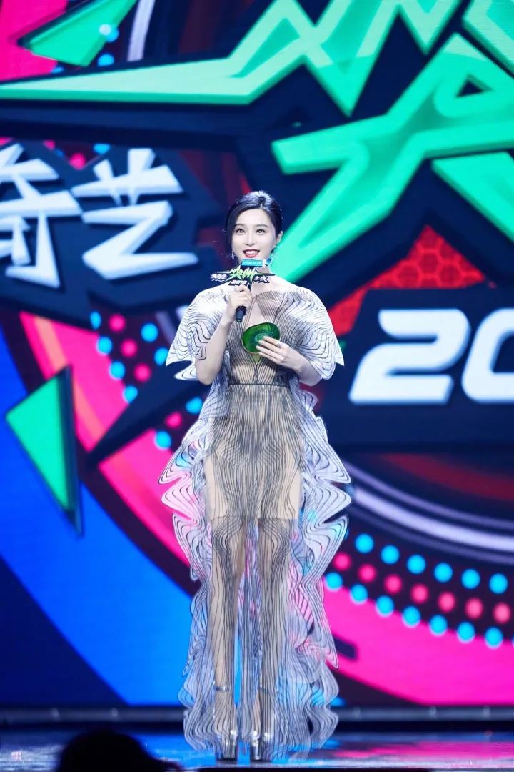 范冰冰透视长裙大胆抢镜，曼妙曲线若隐若现格外撩人 第3张