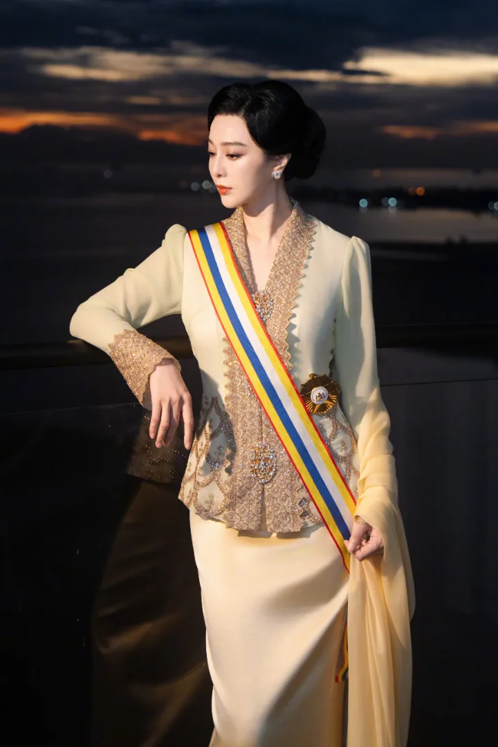 范冰冰金色长裙温婉大气，玉足轻露更添风情 第4张