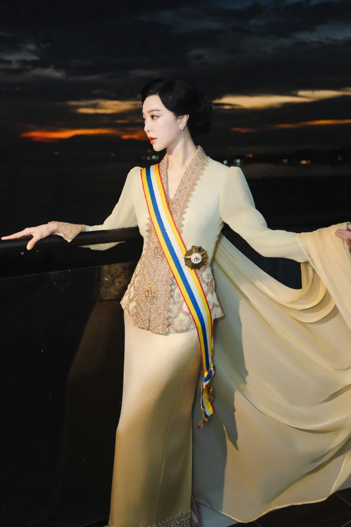 范冰冰金色长裙温婉大气，玉足轻露更添风情 第3张