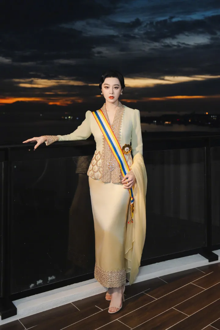 范冰冰金色长裙温婉大气，玉足轻露更添风情 第1张