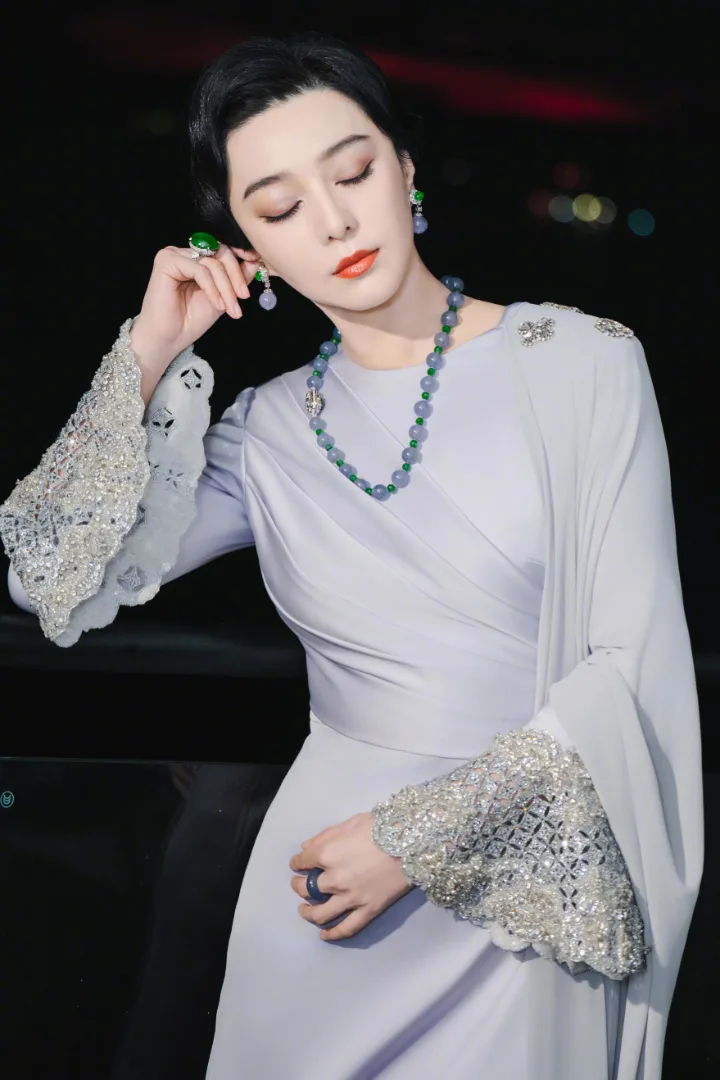 范冰冰银灰缎面礼裙温婉贵气，纤腰玉颈透着东方风情 第2张