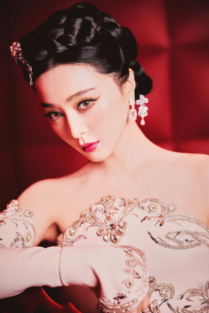 范冰冰银纹白裙勾勒曲线，恨天高更显高挑迷人 第6张