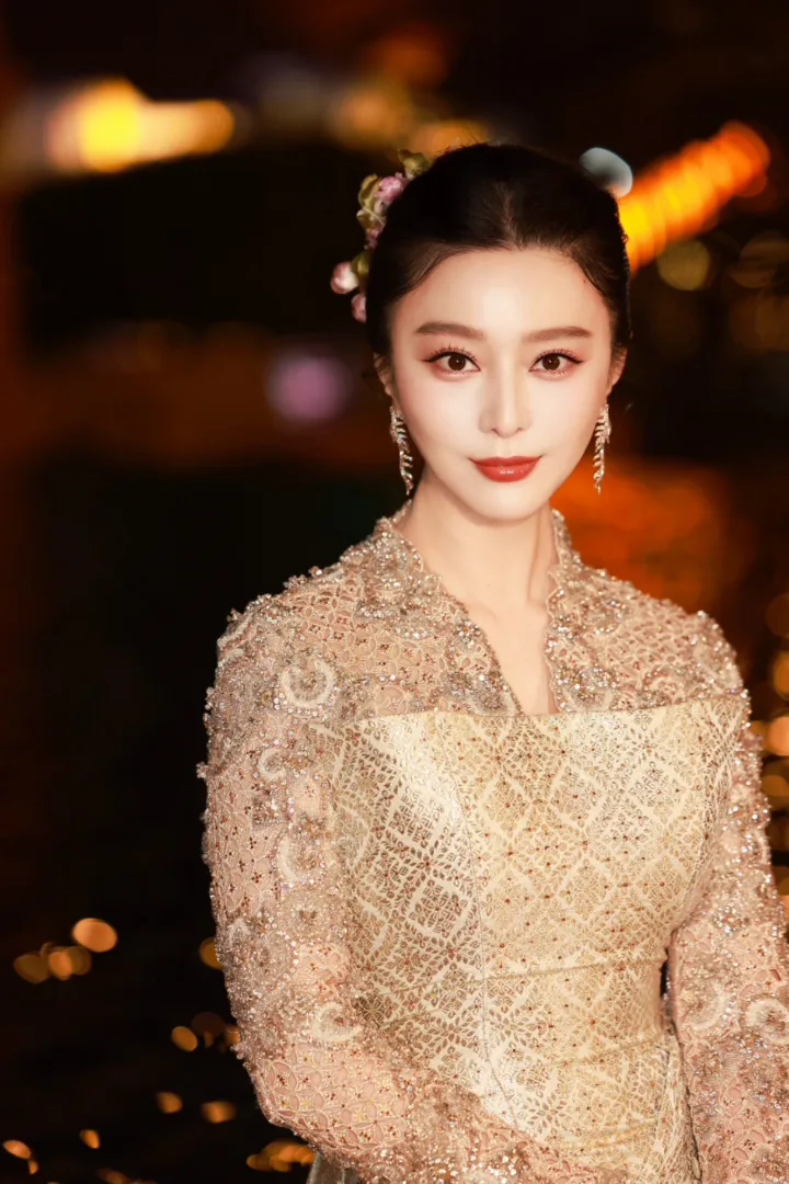 范冰冰银钻华服流光溢彩，纤腰长腿尽显女神范 第3张