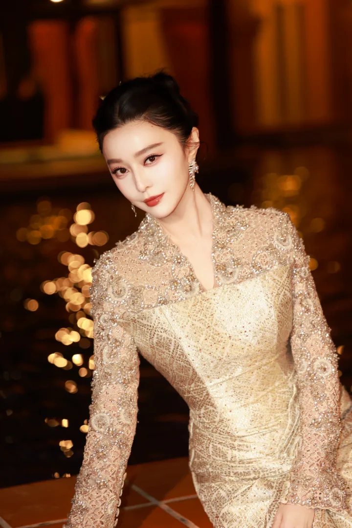范冰冰银钻华服流光溢彩，纤腰长腿尽显女神范 第1张