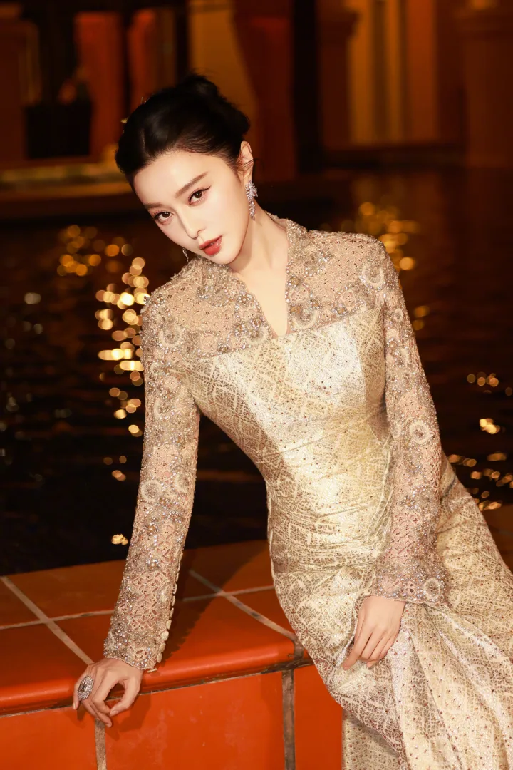 范冰冰银钻华服流光溢彩，纤腰长腿尽显女神范 第2张