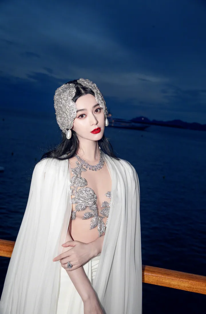范冰冰银饰覆身宛如月下尤物，玲珑曲线在夜色里格外勾人 第1张