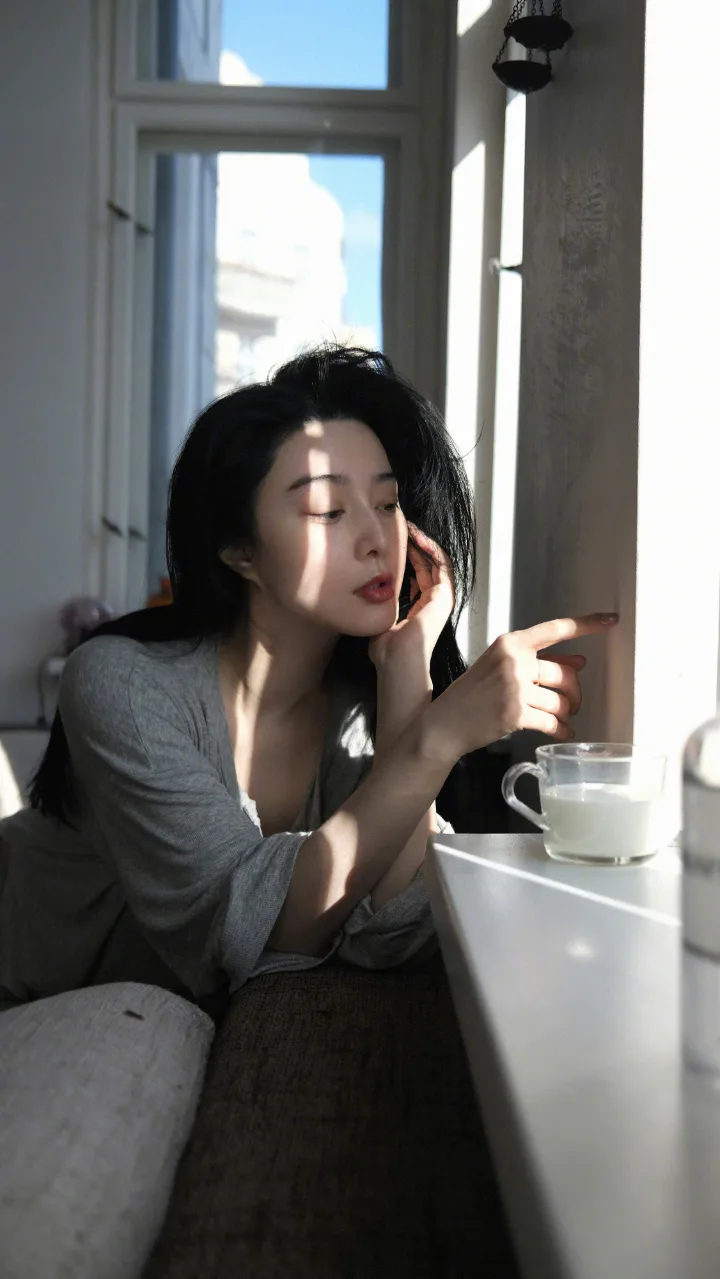 范冰冰长发披肩尽显成熟魅力，阳光落在脸庞美得让人心动 第8张