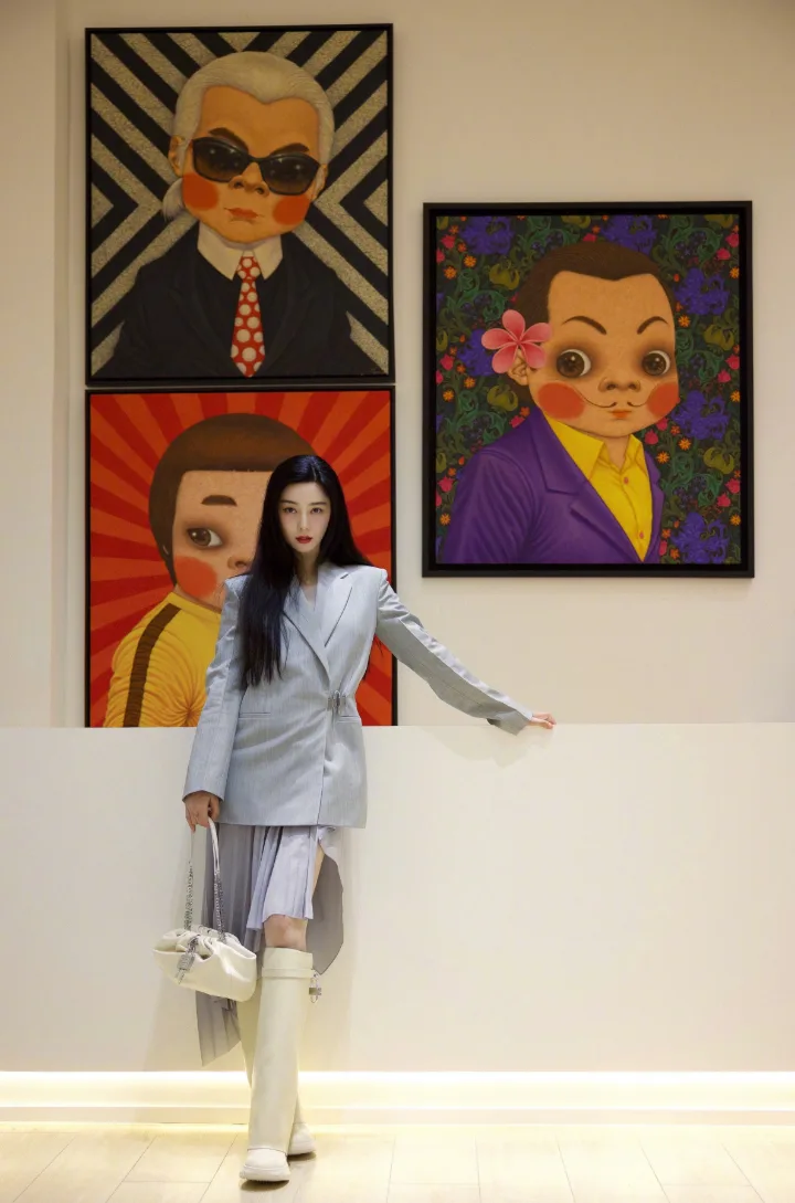 范冰冰长发红唇美得冷艳，高筒靴配白皙美腿又酷又撩 第3张