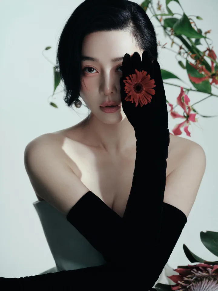 范冰冰黑白写真氛围感拉满，娇艳红唇让人过目难忘 第2张