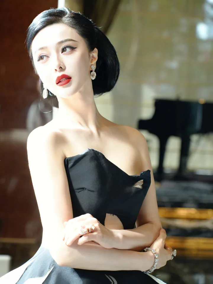 范冰冰黑白抹胸礼服复古惊艳，纤腰香肩美得摄人心魄 第4张