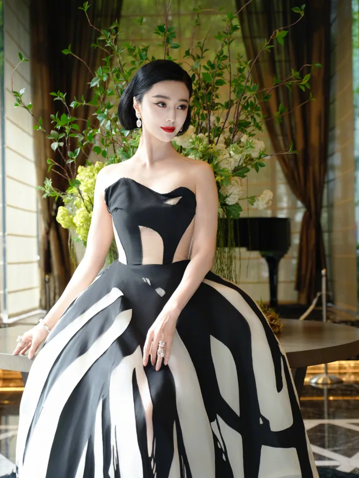 范冰冰黑白抹胸礼服复古惊艳，纤腰香肩美得摄人心魄 第2张